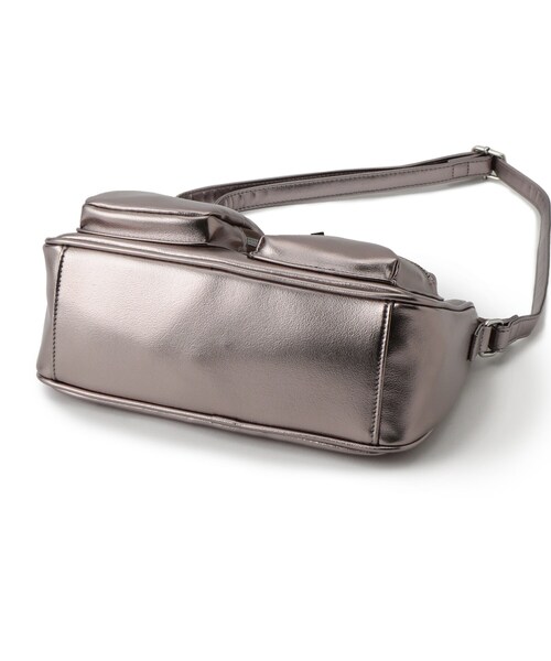 SHOO・LA・RUE(シューラルー)の「フロント2ポケットショルダーバッグ(ショルダーバッグ・レディース・ブラック/グレー/ブロンズ・00)」の8枚目の写真