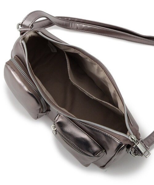 SHOO・LA・RUE(シューラルー)の「フロント2ポケットショルダーバッグ(ショルダーバッグ・レディース・ブラック/グレー/ブロンズ・00)」の9枚目の写真