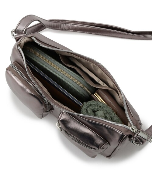 SHOO・LA・RUE(シューラルー)の「フロント2ポケットショルダーバッグ(ショルダーバッグ・レディース・ブラック/グレー/ブロンズ・00)」の12枚目の写真