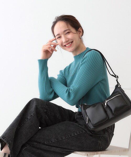 SHOO・LA・RUE(シューラルー)の「フロント2ポケットショルダーバッグ(ショルダーバッグ・レディース・ブラック/グレー/ブロンズ・00)」の19枚目の写真