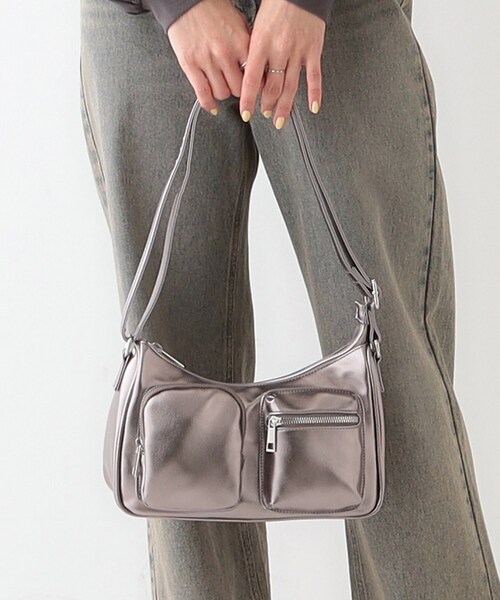 SHOO・LA・RUE(シューラルー)の「フロント2ポケットショルダーバッグ(ショルダーバッグ・レディース・ブラック/グレー/ブロンズ・00)」の21枚目の写真