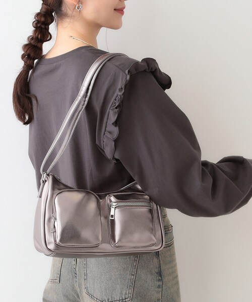 SHOO・LA・RUE(シューラルー)の「フロント2ポケットショルダーバッグ(ショルダーバッグ・レディース・ブラック/グレー/ブロンズ・00)」の22枚目の写真