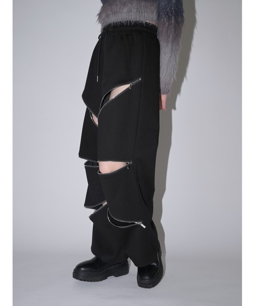 Uenui(ウニュイ)の「ランダム ジップ イージーパンツ(スウェットパンツ・レディース・ブラック/グレー・SMALL/MEDIUM)」の21枚目の写真