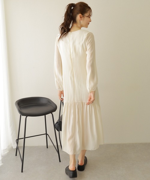 LAULEN（ローレン）の「satinlike gather v neck dress /サテン調ギャザーVネックロングワンピース（ワンピース・レディース・グレー/アイボリー・FREE）」の9枚目の写真