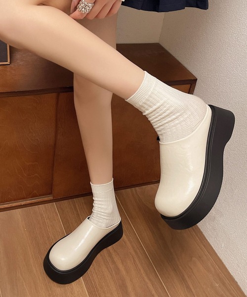 WEGO（ウィゴー）の「WEGO/ラウンド厚底フェイクレザースリッポンサンダル（スリッポン・レディース・ホワイト/ブラック・LARGE/MEDIUM）」の2枚目の写真