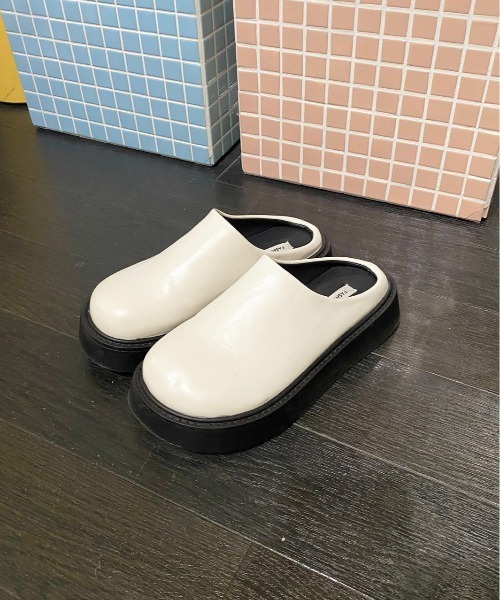WEGO（ウィゴー）の「WEGO/ラウンド厚底フェイクレザースリッポンサンダル（スリッポン・レディース・ホワイト/ブラック・LARGE/MEDIUM）」の8枚目の写真