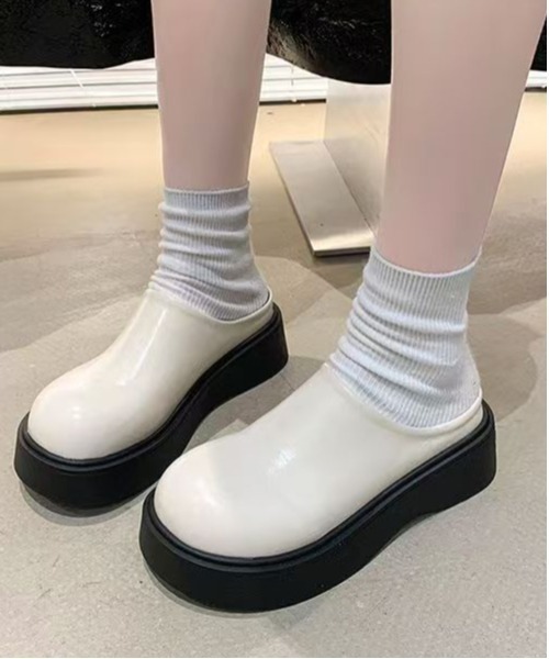 WEGO（ウィゴー）の「WEGO/ラウンド厚底フェイクレザースリッポンサンダル（スリッポン・レディース・ホワイト/ブラック・LARGE/MEDIUM）」の13枚目の写真