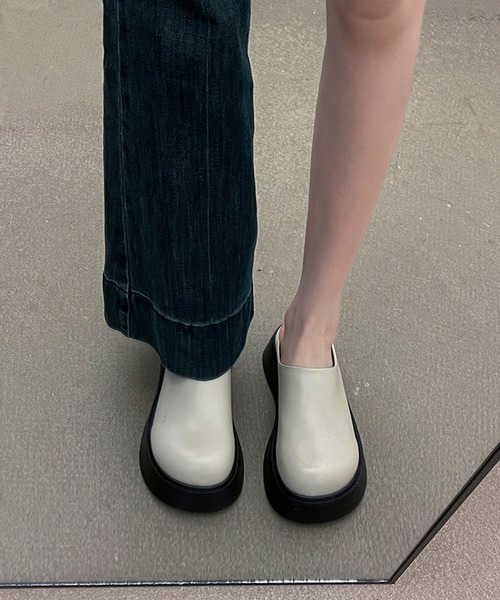 WEGO（ウィゴー）の「WEGO/ラウンド厚底フェイクレザースリッポンサンダル（スリッポン・レディース・ホワイト/ブラック・LARGE/MEDIUM）」の18枚目の写真