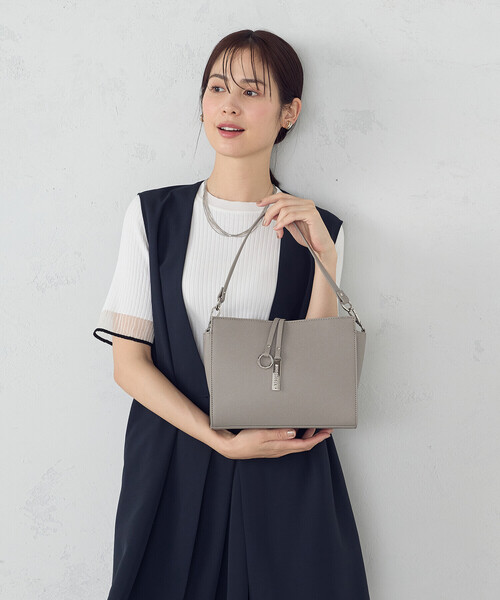 COMME CA ISM（コムサイズム）の「【宮城舞さん着用】ロゴプレート ミニショルダー（ショルダーバッグ・レディース・ベージュ/グレー/ブラック・FREE）」の3枚目の写真