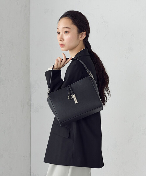 COMME CA ISM（コムサイズム）の「【宮城舞さん着用】ロゴプレート ミニショルダー（ショルダーバッグ・レディース・ベージュ/グレー/ブラック・FREE）」の2枚目の写真