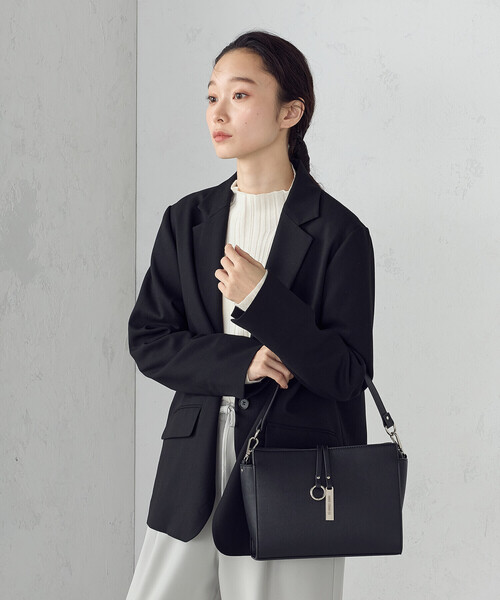 COMME CA ISM（コムサイズム）の「【宮城舞さん着用】ロゴプレート ミニショルダー（ショルダーバッグ・レディース・ベージュ/グレー/ブラック・FREE）」の4枚目の写真