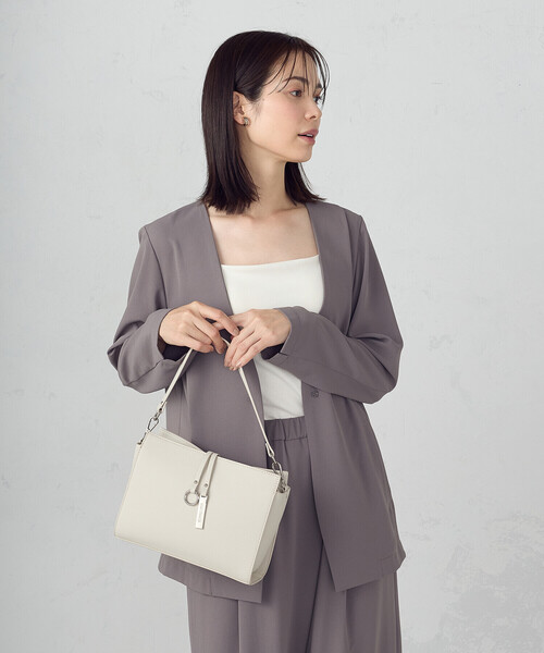 COMME CA ISM（コムサイズム）の「【宮城舞さん着用】ロゴプレート ミニショルダー（ショルダーバッグ・レディース・ベージュ/グレー/ブラック・FREE）」の10枚目の写真