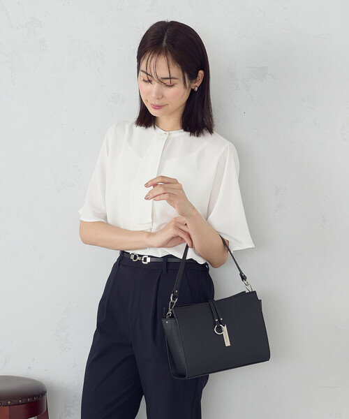 COMME CA ISM（コムサイズム）の「【宮城舞さん着用】ロゴプレート ミニショルダー（ショルダーバッグ・レディース・ベージュ/グレー/ブラック・FREE）」の14枚目の写真