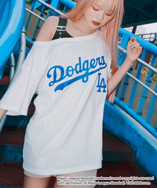 ★MLB KOREA★ ベーシック スモールロゴ オフショルダー Tシャツ ☆MLB KOREA☆ ベーシック スモールロゴ オフショルダー Tシャツ