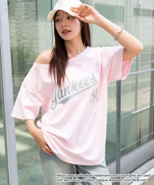 MLB（メジャーリーグベースボール）の「∴WEGO/グリッター ロゴ MLB別注オフショルビッグT（Tシャツ/カットソー・レディース・その他3/その他2/その他1・FREE）」の2枚目の写真