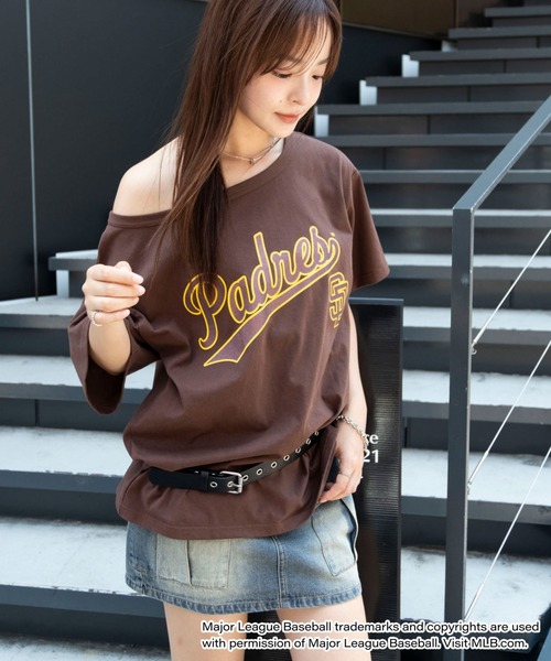 MLB（メジャーリーグベースボール）の「∴WEGO/グリッター ロゴ MLB別注オフショルビッグT（Tシャツ/カットソー・レディース・その他3/その他2/その他1・FREE）」の3枚目の写真