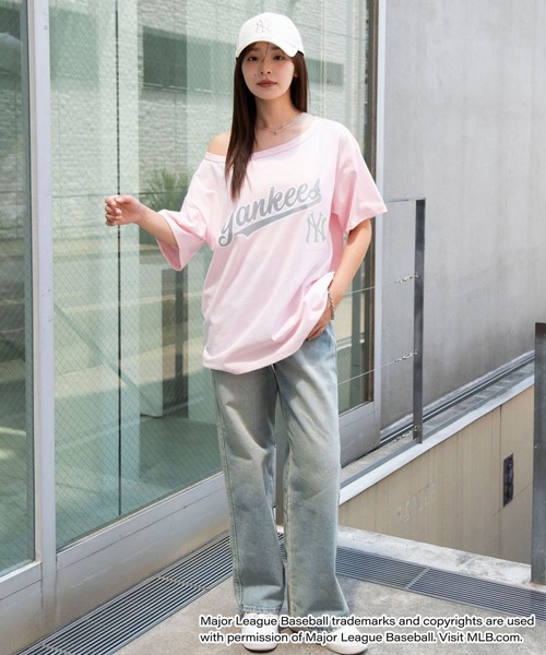 ★MLB KOREA★ ベーシック スモールロゴ オフショルダー Tシャツ ☆MLB KOREA☆ ベーシック スモールロゴ オフショルダー Tシャツ