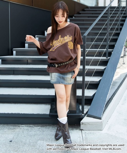 MLB（メジャーリーグベースボール）の「∴WEGO/グリッター ロゴ MLB別注オフショルビッグT（Tシャツ/カットソー・レディース・その他3/その他2/その他1・FREE）」の22枚目の写真