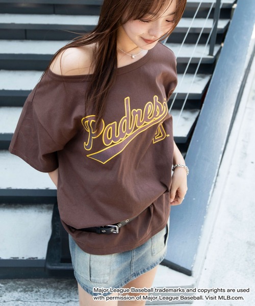 ★MLB KOREA★ ベーシック スモールロゴ オフショルダー Tシャツ ☆MLB KOREA☆ ベーシック スモールロゴ オフショルダー Tシャツ