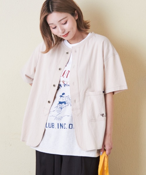 CUBE SUGAR（キューブシュガー）の「綿ボイルロゴ刺繍ノーカラーシャツ（シャツ/ブラウス・レディース・マスタード/ナチュラル/チャコールグレー/カーキ/マルチ・M）」の2枚目の写真