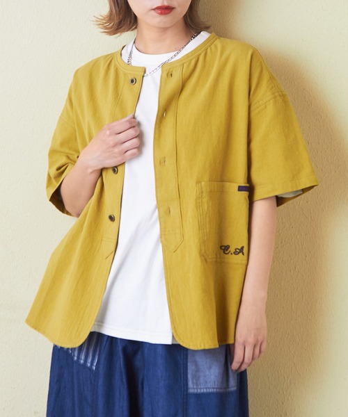 CUBE SUGAR（キューブシュガー）の「綿ボイルロゴ刺繍ノーカラーシャツ（シャツ/ブラウス・レディース・マスタード/ナチュラル/チャコールグレー/カーキ/マルチ・M）」の4枚目の写真