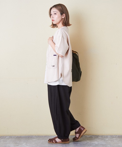 CUBE SUGAR（キューブシュガー）の「綿ボイルロゴ刺繍ノーカラーシャツ（シャツ/ブラウス・レディース・マスタード/ナチュラル/チャコールグレー/カーキ/マルチ・M）」の7枚目の写真