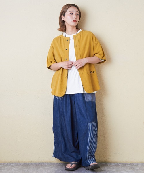 CUBE SUGAR（キューブシュガー）の「綿ボイルロゴ刺繍ノーカラーシャツ（シャツ/ブラウス・レディース・マスタード/ナチュラル/チャコールグレー/カーキ/マルチ・M）」の14枚目の写真