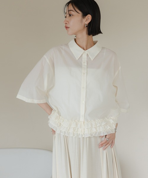 LOWRYS FARM（ローリーズファーム）の「スソフリルシャツＳＳ　499380（シャツ/ブラウス・レディース・アイボリー/ブラック/ブラウン・SHORT/LONG）」の2枚目の写真