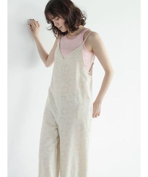 FIKA.(フィーカ)の「Flower cami overalls(サロペット/オーバーオール・レディース・ベージュ系/ブラウン・MEDIUM)」の2枚目の写真