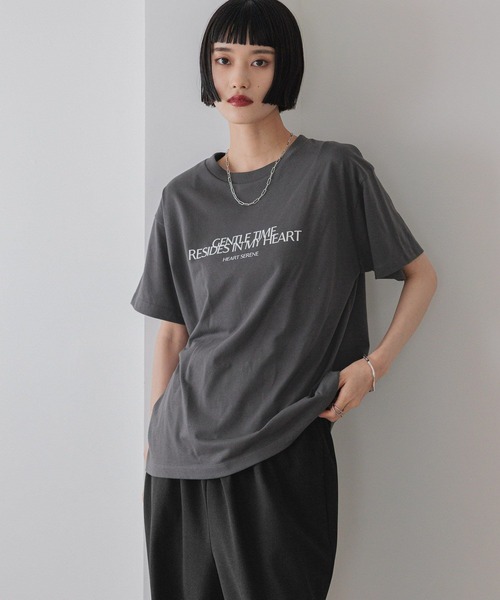 LOWRYS FARM(ローリーズファーム)の「カラーロゴTシャツ 574826(Tシャツ/カットソー・レディース・チャコールグレー/レッド/マスタード/アイボリー・FREE)」の3枚目の写真