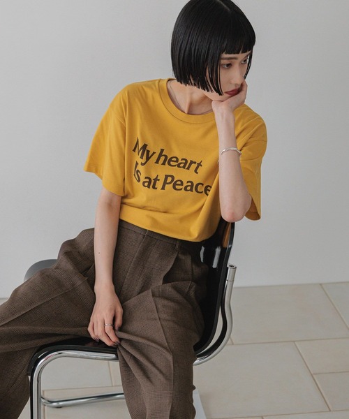 LOWRYS FARM(ローリーズファーム)の「カラーロゴTシャツ 574826(Tシャツ/カットソー・レディース・チャコールグレー/レッド/マスタード/アイボリー・FREE)」の4枚目の写真