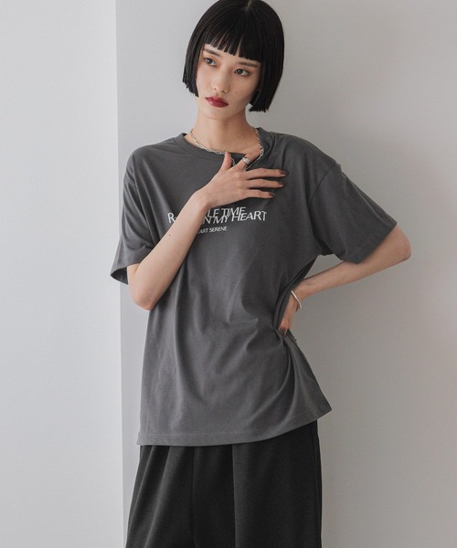 LOWRYS FARM(ローリーズファーム)の「カラーロゴTシャツ 574826(Tシャツ/カットソー・レディース・チャコールグレー/レッド/マスタード/アイボリー・FREE)」の15枚目の写真