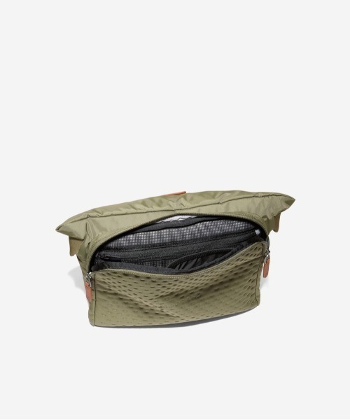 COLE HAAN(コールハーン)の「セントラルスリングバッグ mens(ボディバッグ/ウエストポーチ・メンズ・グリーン・OSFA)」の4枚目の写真