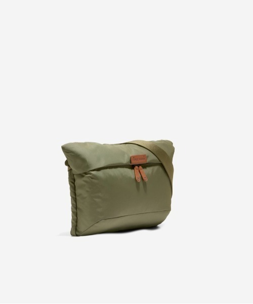 COLE HAAN(コールハーン)の「セントラルスリングバッグ mens(ボディバッグ/ウエストポーチ・メンズ・グリーン・OSFA)」の5枚目の写真