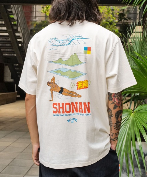 BILLABONG(ビラボン)の「BILLABONG メンズ DESTINATION SHONAN Tシャツ 【2025年秋冬モデル】/ビラボンSHONAN STATION SURFERS湘南グラフィック半袖Tシャツ(Tシャツ/カットソー・メンズ・クリーム/ホワイト・X-LARGE/LARGE/MEDIUM)」の2枚目の写真