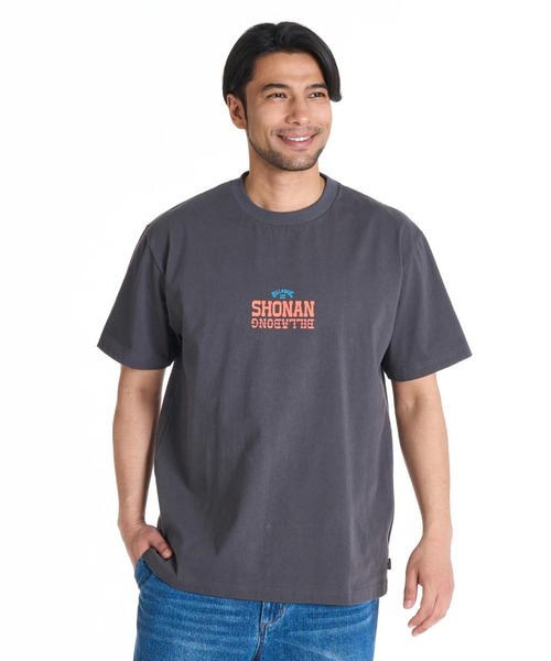 BILLABONG(ビラボン)の「BILLABONG メンズ DESTINATION SHONAN Tシャツ 【2025年秋冬モデル】/ビラボンSHONAN STATION SURFERS湘南グラフィック半袖Tシャツ(Tシャツ/カットソー・メンズ・クリーム/ホワイト・X-LARGE/LARGE/MEDIUM)」の3枚目の写真