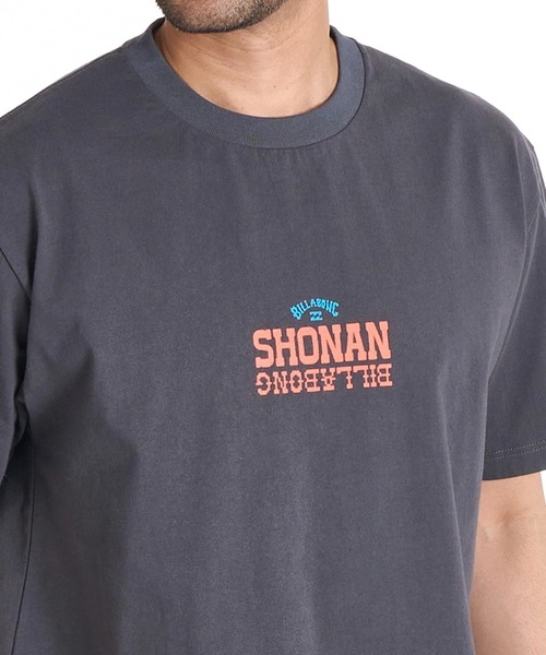 BILLABONG(ビラボン)の「BILLABONG メンズ DESTINATION SHONAN Tシャツ 【2025年秋冬モデル】/ビラボンSHONAN STATION SURFERS湘南グラフィック半袖Tシャツ(Tシャツ/カットソー・メンズ・クリーム/ホワイト・X-LARGE/LARGE/MEDIUM)」の4枚目の写真