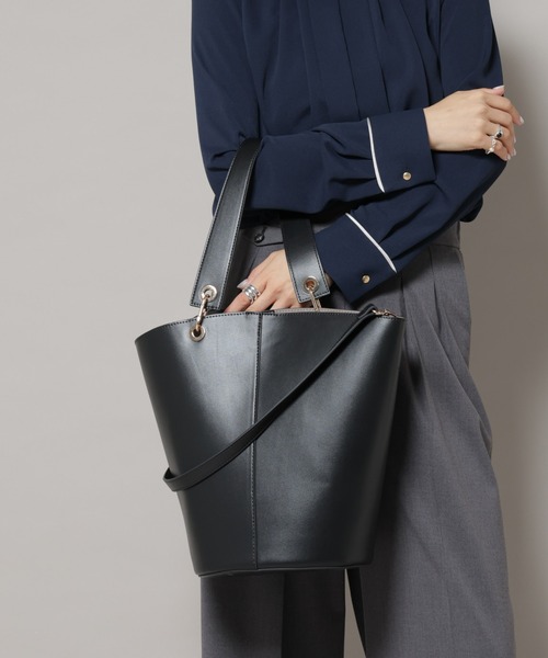 NANO universe(ナノユニバース)の「アシンメトリーハンドルバケツトート(トートバッグ・レディース・ブラック/ブラウン・FREE)」の3枚目の写真