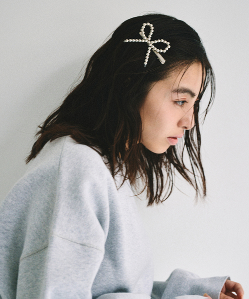 U by SPICK&SPAN（ユーバイスピックアンドスパン）の「BIGリボンヘアピン（その他ヘアアクセサリー・レディース・シルバー/ホワイト・FREE）」の2枚目の写真