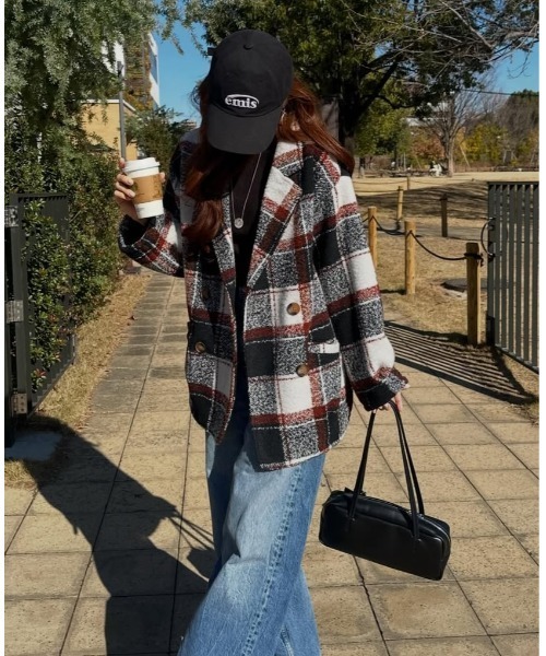 mily bilet（ミウィビレット）の「【mily bilet】冬のコーデを引き立てる。起毛ブークレーチェック柄コクーンシルエットダブルジャケットコート（チェスターコート・レディース・キャメル/ブラック/アイボリー・MEDIUM/SMALL/X-LARGE/LARGE）」の4枚目の写真