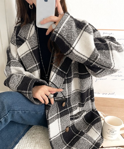 mily bilet(ミウィビレット)の「《10月上旬再入荷!予約受付中》【mily bilet】冬のコーデを引き立てる。起毛ブークレーチェック柄コクーンシルエットダブルジャケットコート(チェスターコート・レディース・キャメル/ブラック/アイボリー・MEDIUM/SMALL/X-LARGE/LARGE)」の5枚目の写真