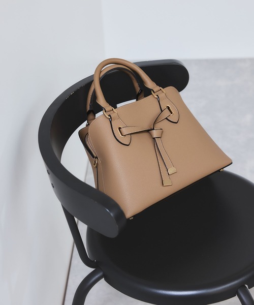 VIS（ビス）の「フロントタイ ブガッティ型ボストンバッグ/2WAY（ボストンバッグ・レディース・ベージュ系その他/レッド/ブラック・FREE）」の4枚目の写真