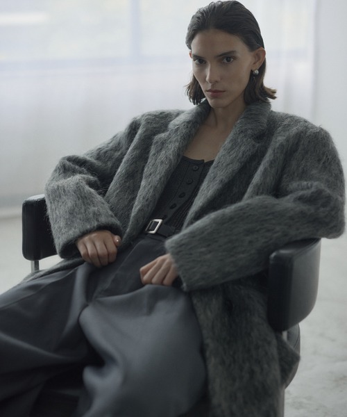 crie conforto（クリーコンフォルト）の「シャギーパデッドショルダーコート　ジャケット / アウター / 冬服 / ジャケット / ウール混（チェスターコート・レディース・モカ/グレー・FREE）」の6枚目の写真