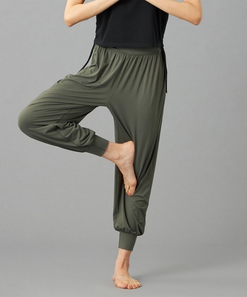 Chacott(チャコット)の「スキンパンツ(スウェットパンツ・レディース・グレー/カーキ・M)」の2枚目の写真