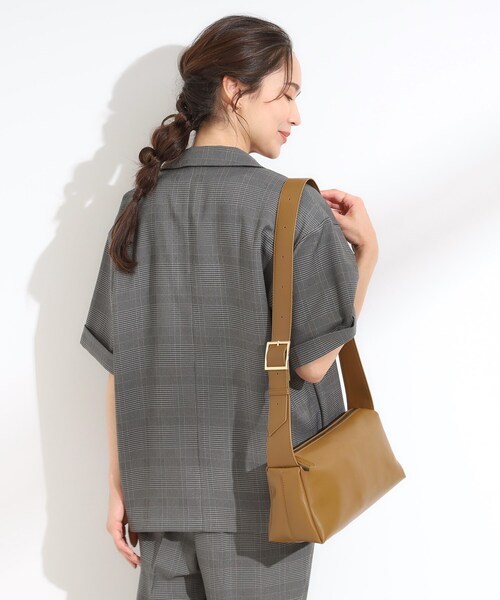 SHOO・LA・RUE（シューラルー）の「ヨコナガボックスショルダーバッグ（ショルダーバッグ・レディース・キャメル/ブラック・00）」の2枚目の写真