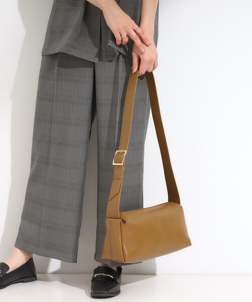 SHOO・LA・RUE（シューラルー）の「ヨコナガボックスショルダーバッグ（ショルダーバッグ・レディース・キャメル/ブラック・00）」の5枚目の写真