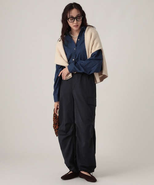 Elura（エルーラ）の「デニムレギュラーシャツ/591129（シャツ/ブラウス・レディース・ブルー/ライトブルー・FREE）」の14枚目の写真