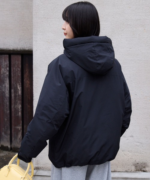 THE CRAFT CREW PRODUCTS（ザクラフトクループロダクツ）の「マルチファンクショナル ビッグシルエット ドローコード フードボリュームパディングブルゾン /  撥水・防風【THE CRAFT CREW PRODUCTS】（ダウンジャケット/コート・レディース・ライトカーキ/アイボリー/ブラック/グレイッシュベージュ・M/L）」の11枚目の写真