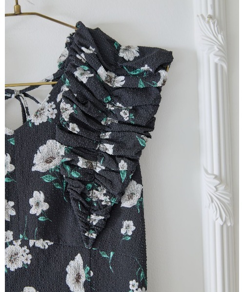 LANTINAM(ランティナム)の「Shoulder Frill I-line Dress(ワンピース・レディース・ライトベージュ/ブラック・SMALL/MEDIUM)」の19枚目の写真