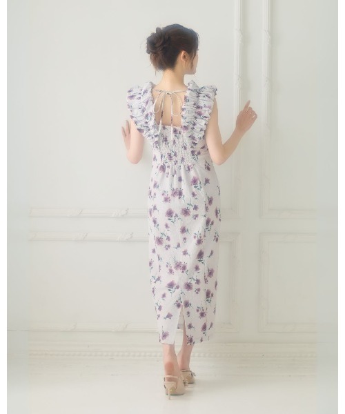LANTINAM(ランティナム)の「Shoulder Frill I-line Dress(ワンピース・レディース・ライトベージュ/ブラック・SMALL/MEDIUM)」の5枚目の写真